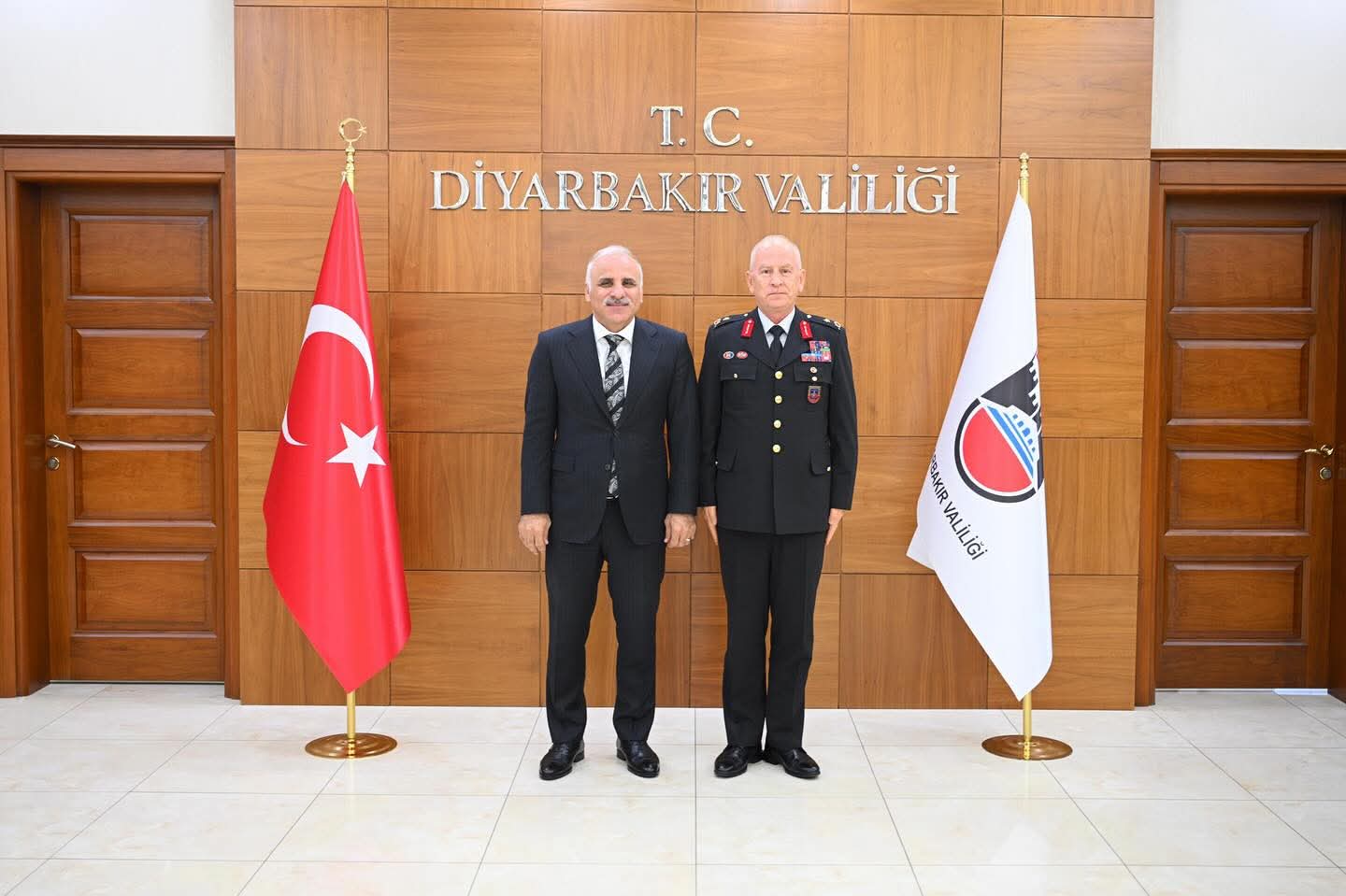 DİYARBAKIR İl Jandarma Komutanlığı görevine atanan Tuğgeneral Tarık HEKİMOĞLU, göreve başlamasının ardından Valimiz Murat Zorluoğlu’nu makamında ziyaret etti. Valimiz, HEKİMOĞLU’na yeni görevinde başarılar dileyerek, milletimizin güvenliği ve huzuru için yürütülecek çalışmalarda üstün muvaffakiyetler temennisinde bulundu. Tuğgeneral HEKİMOĞLU da nazik kabullerinden ötürü Sayın Valimize teşekkür ederek, Diyarbakır halkının güvenliği için tüm teşkilatıyla özveriyle çalışacaklarını ifade etti. Haber: İsmail ALTI­MIŞKARA – Jhg. JANDER